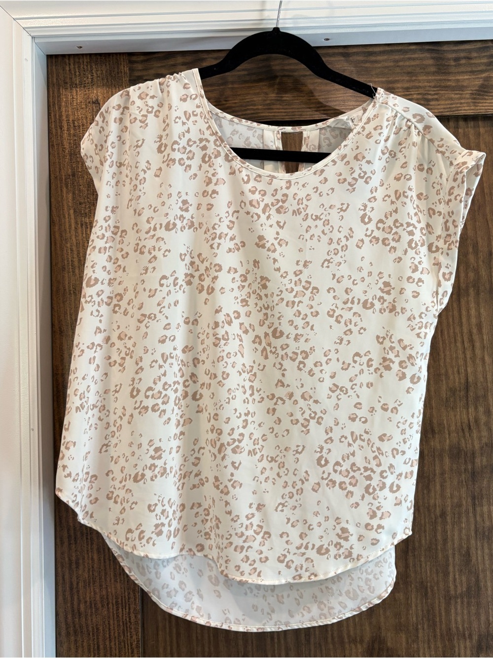 Olive & Oak Womens Cream Leopard Print Cap-Sleeve Top